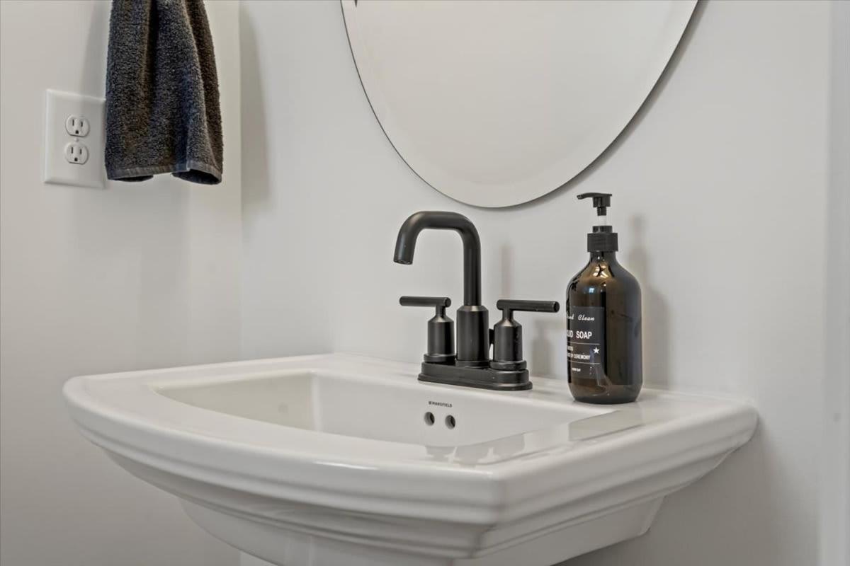 Luxe King 3br Townhouse Mins To Uptown Charlotte! Holiday home Charlotte